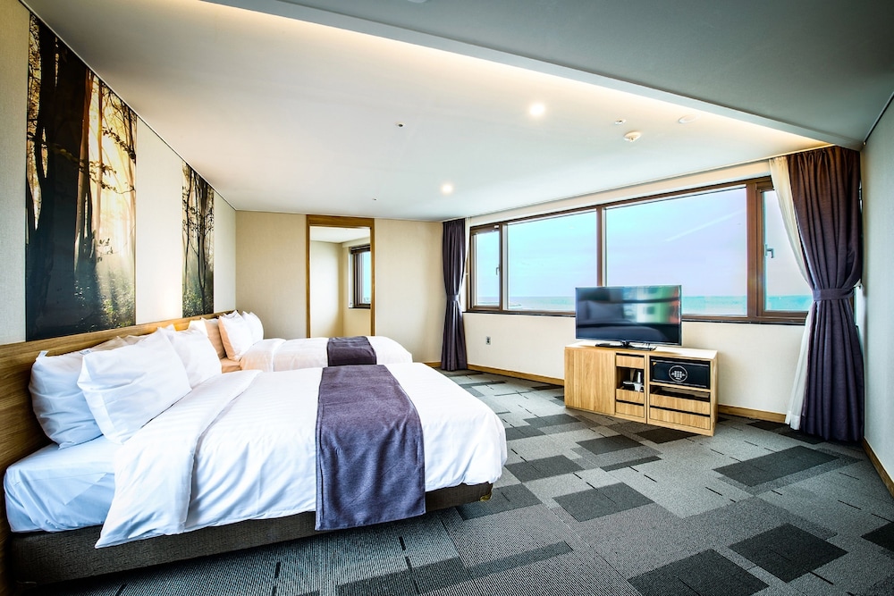 [Party Pkg] Panorama Ocean Family Suite - Lounge Pub Credit Krw 15,000 + 12:00 Checkout + 2 American