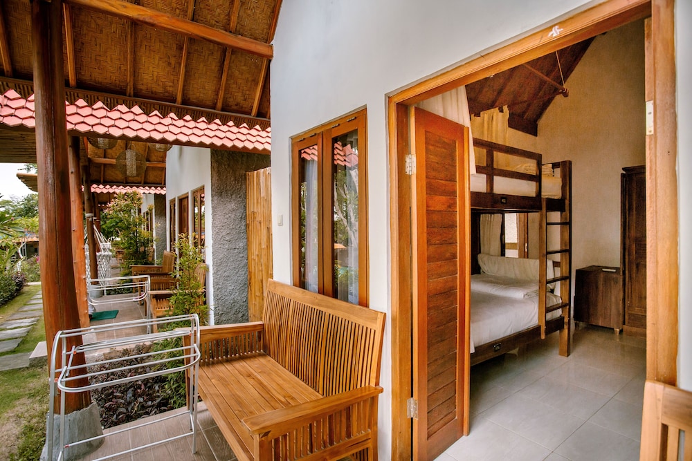 Deluxe Shared Dormitory, Mixed Dorm, Pool View, Poolside photo 3