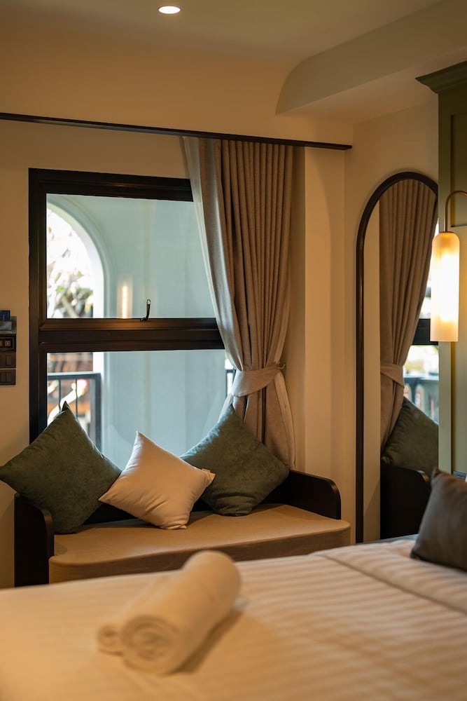 Superior Room, 1 King Bed, Non Smoking, Pool View - Photo 5