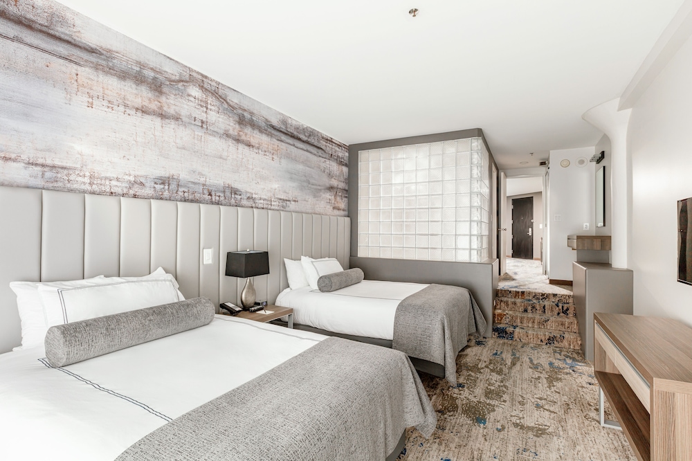 Deluxe Suite, 2 Queen Beds - Photo 2