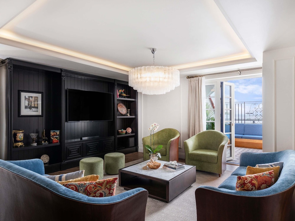 PRESTIGE 1 BEDROOM SUITE 1 KING PLAZA VIEW WITH BALCONY thumbnail 6