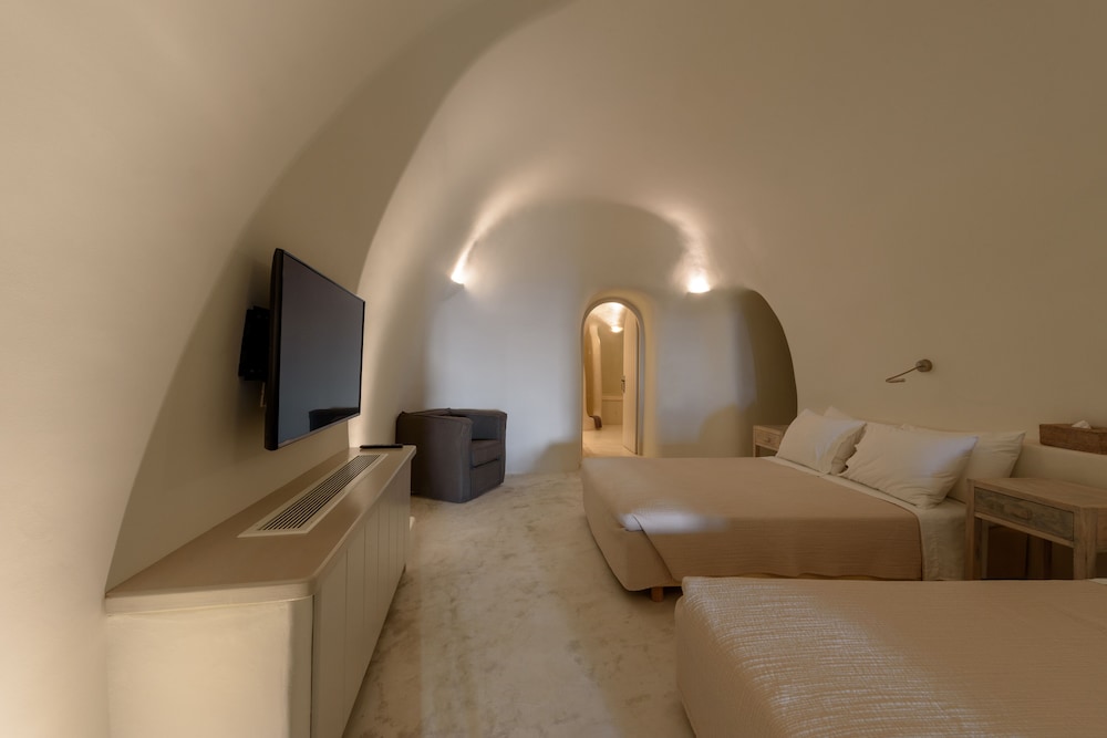 Kapari Honeymoon Suite with Private Indoor & Outdoor Hot tub - Photo 3