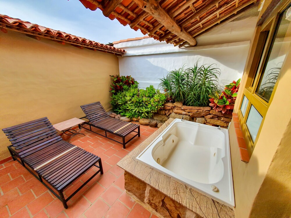 Classic Suite, Hot Tub photo 2