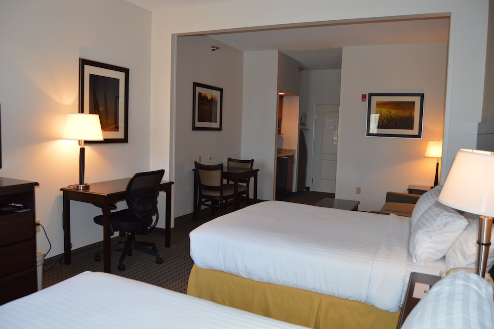 Standard Room, Multiple Beds - Photo 1