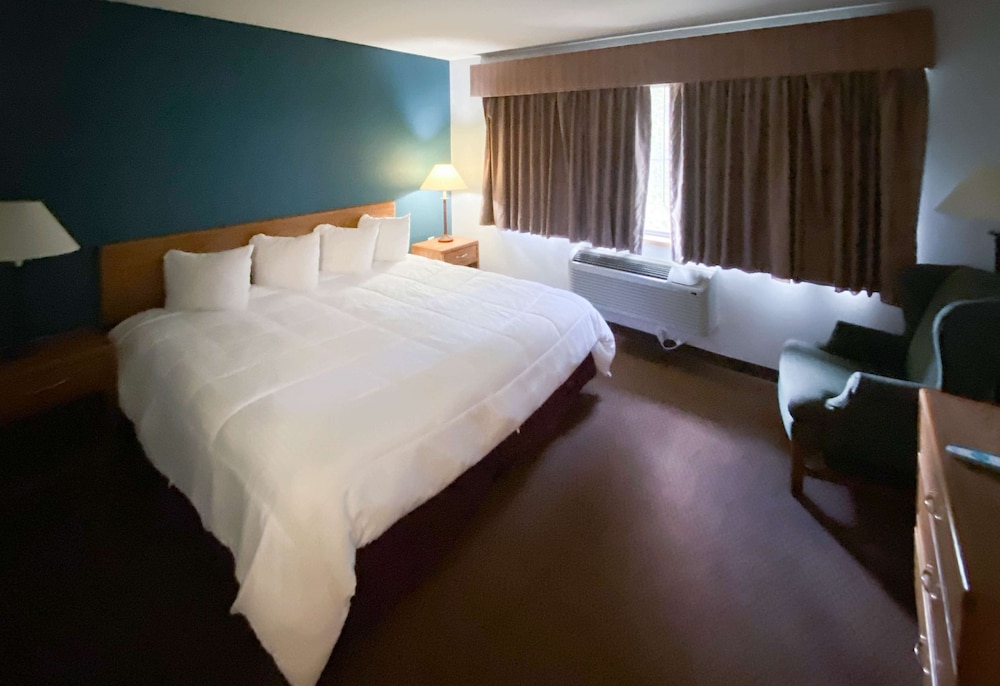 Deluxe Room, 1 King Bed, Non Smoking, Refrigerator & Microwave photo 1