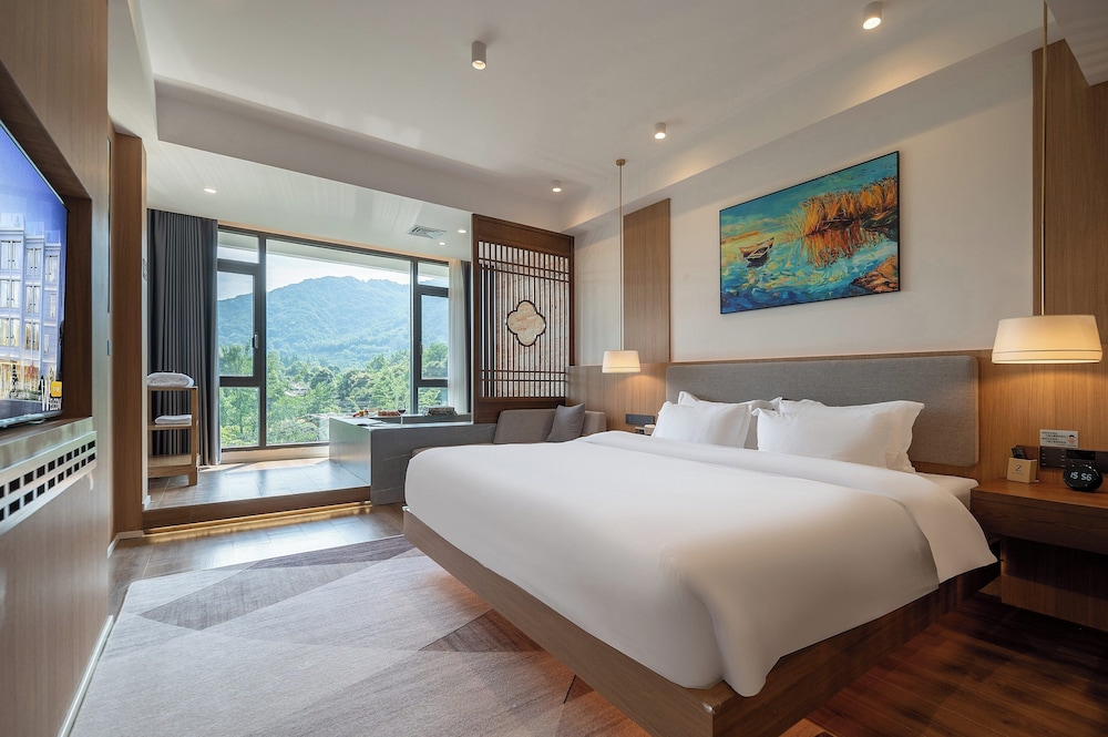 Signature Suite, Hill View