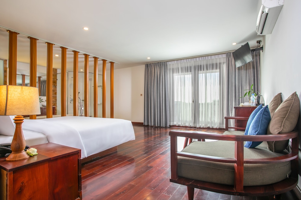 King Suite Pool View