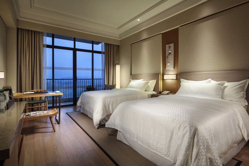 Room, 2 Double Beds, Balcony, Mountain View photo 2