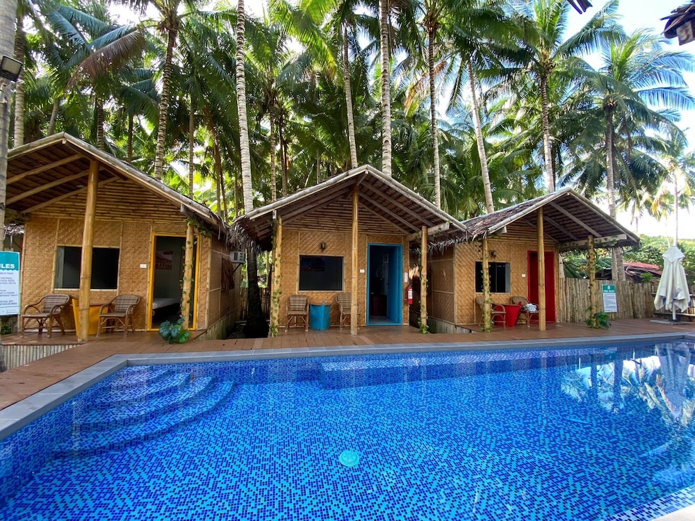 Deluxe Double Room, 1 Queen Bed, Balcony, Pool View photo 2