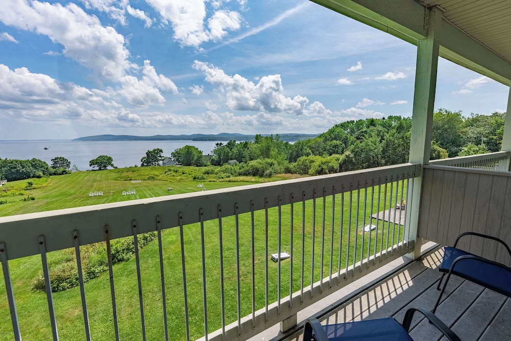 Deluxe Room, 1 King Bed, Fireplace, Bay View - Photo 8