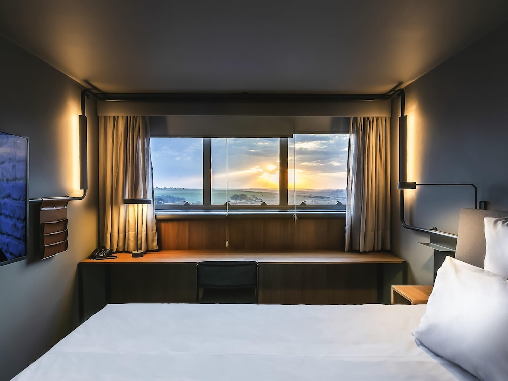 Standard Room, 1 King Bed - Photo 3