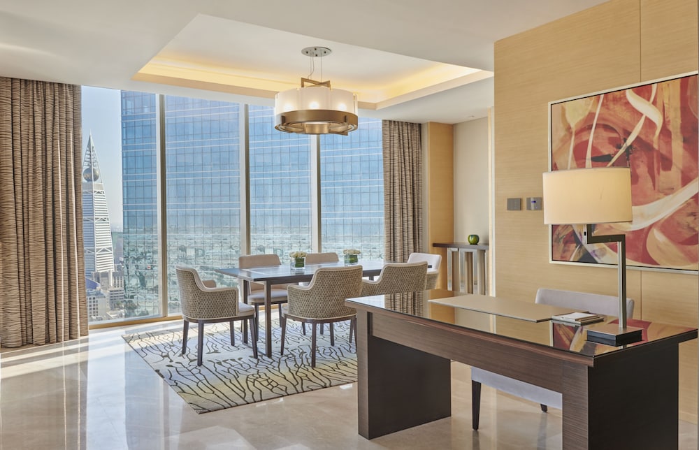 Regency, Executive Suite - Photo 10