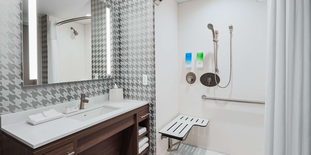 Studio, 2 Queen Beds, Accessible (Mobility & Hearing, Roll-in Shower) photo 2