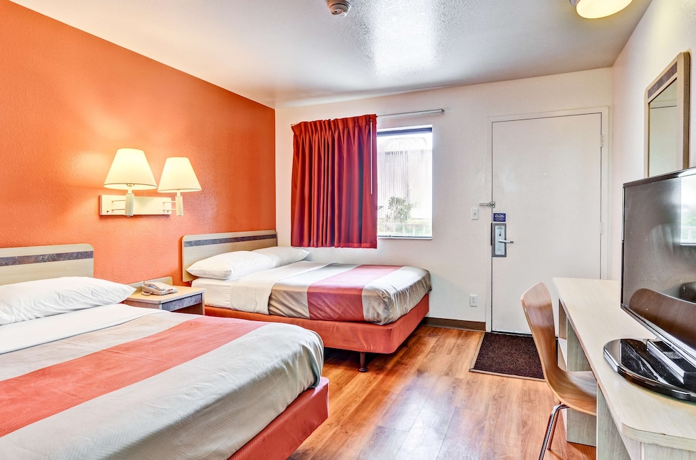 Deluxe Room, 2 Double Beds, Non Smoking, Refrigerator & Microwave photo 3