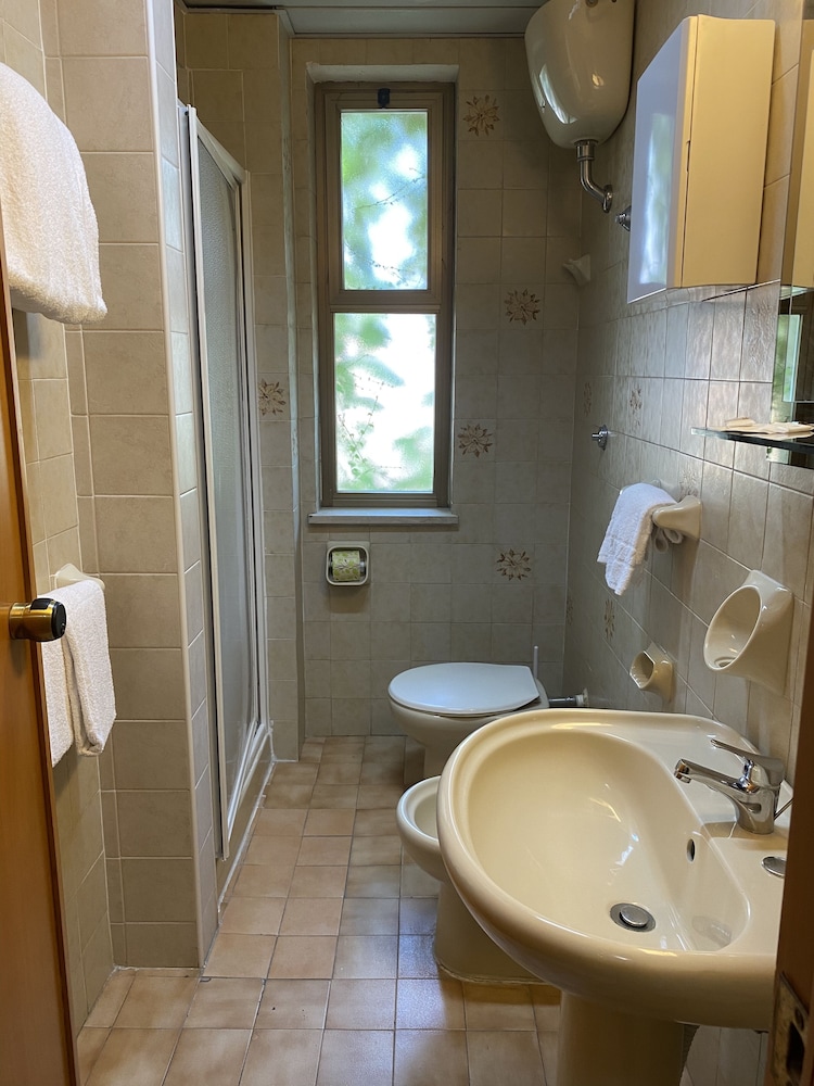 Double or Twin Room - Photo 9
