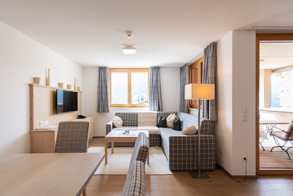 Junior Suite, 1 King Bed, Non Smoking, Balcony