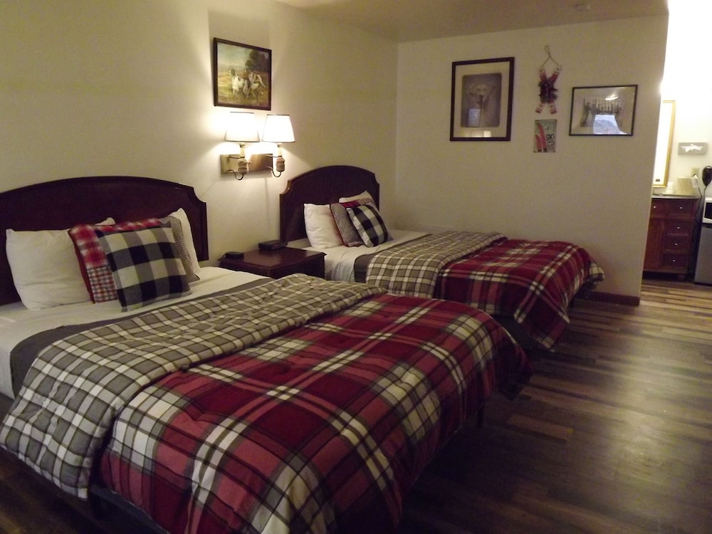 2 Queen Beds,  (K9 Friendly), Hill View, Ground Floor photo 1