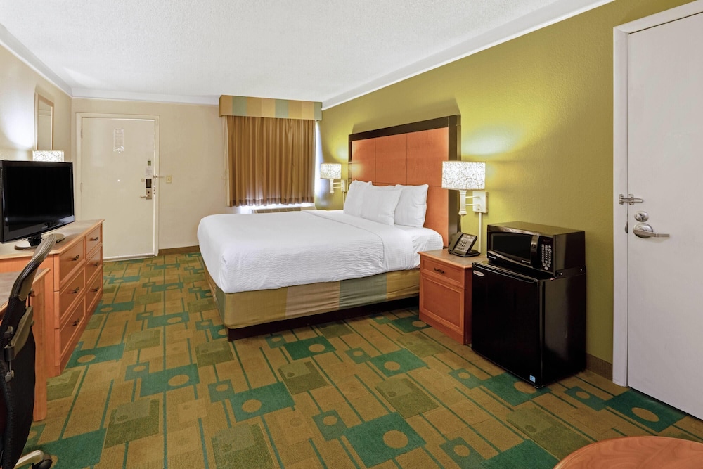 Room, 1 King Bed, Mobility Accessible, Non Smoking (Bathtub W/grab Bars) - Photo 2