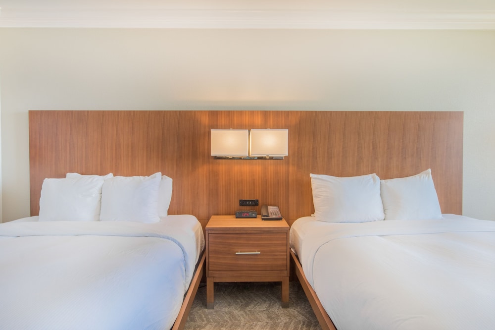 Room, 2 Queen Beds, Pool View - Photo 2