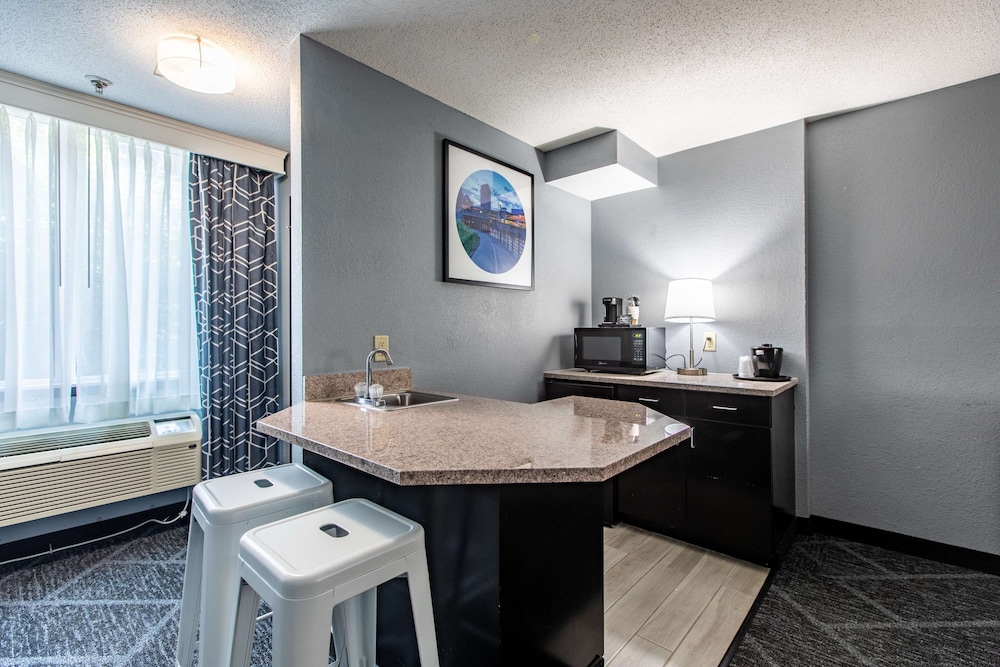 Executive Room, 2 Queen Beds, Refrigerator & Microwave, Poolside (with Single Sofabed) - Photo 1