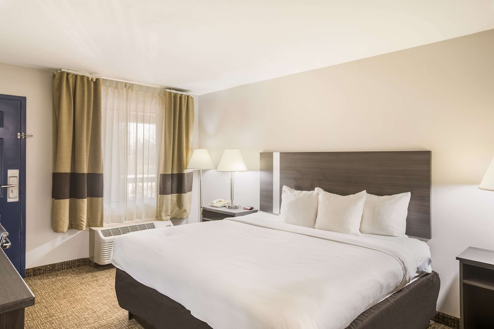Standard Room, 1 King Bed, Non Smoking photo 2