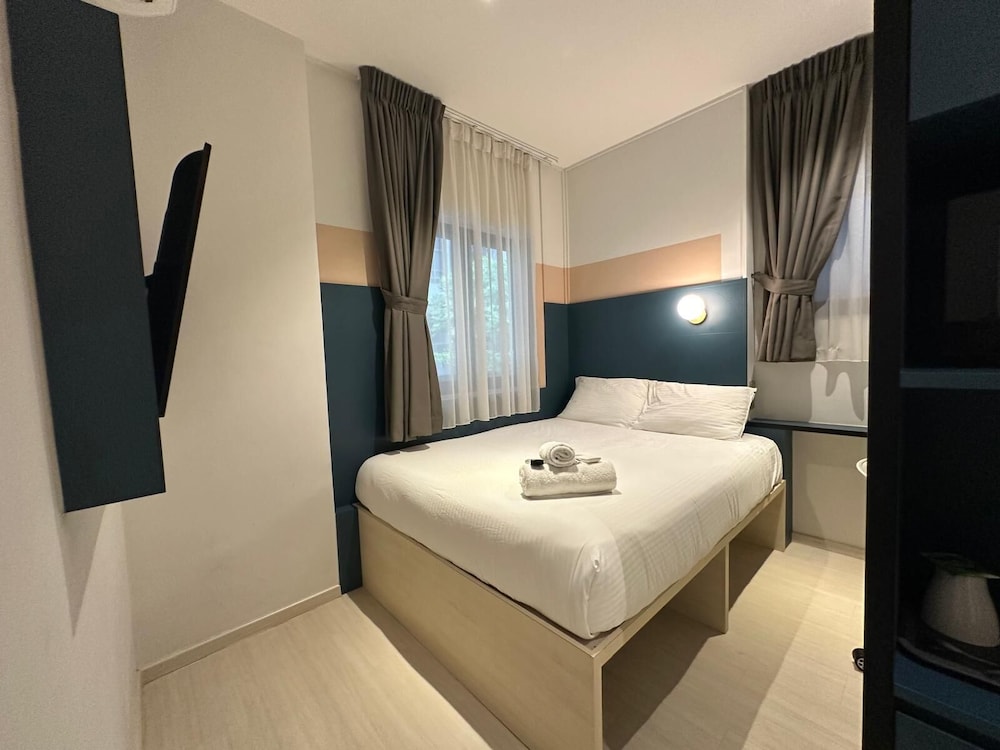 Deluxe Room, 1 Queen Bed photo 1