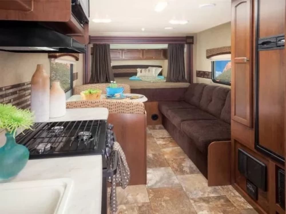 Deluxe RV, Garden View