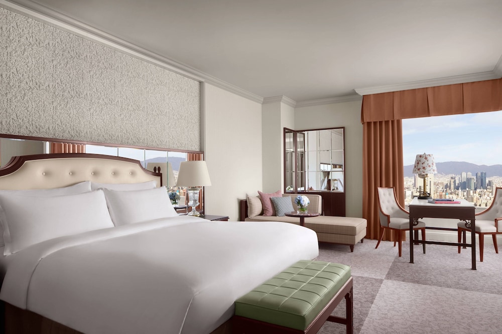 Deluxe Room, 1 King Bed (Club Level) - Photo 1