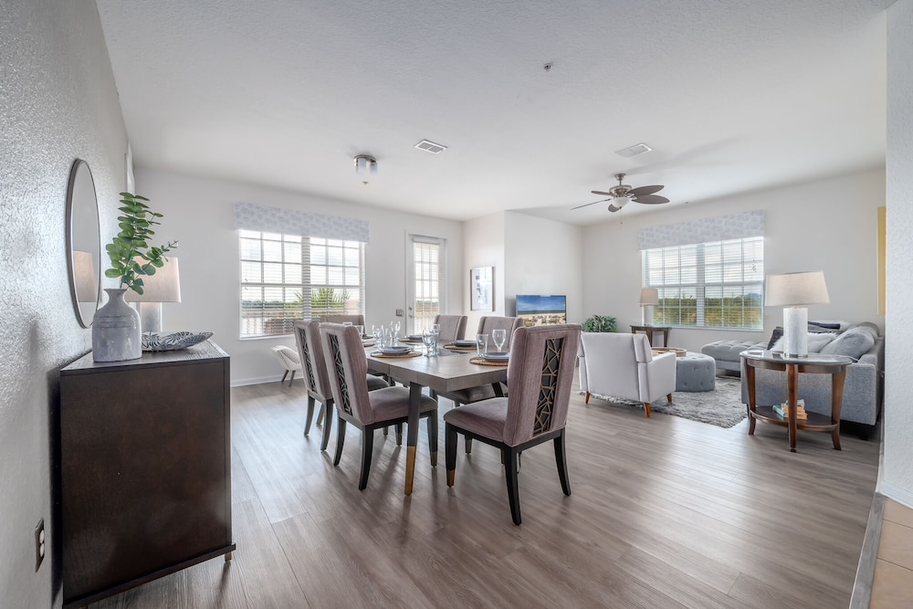 Lakeview 3 Bedroom Condo (7308)