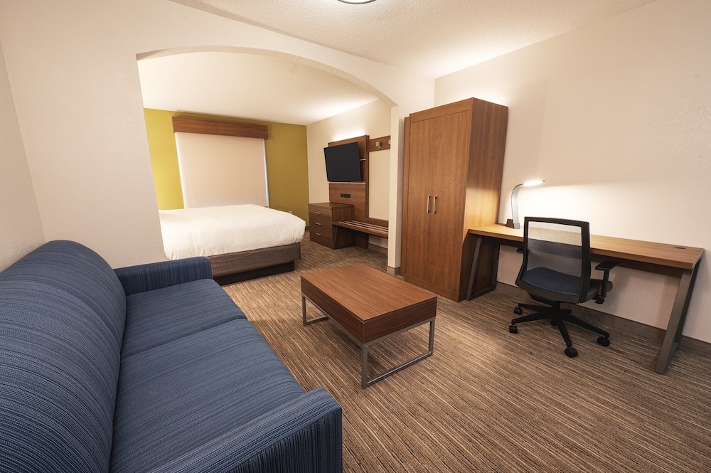 Suite, 1 King Bed - Photo 3