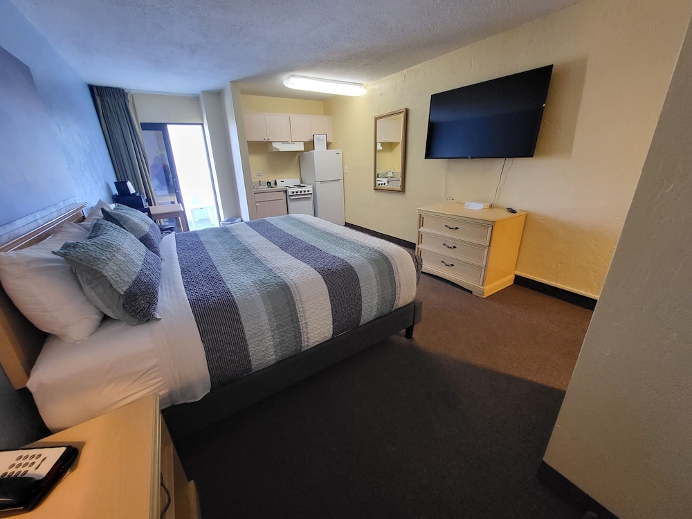 Standard Room, 1 King Bed, Kitchenette, City View - Photo 1