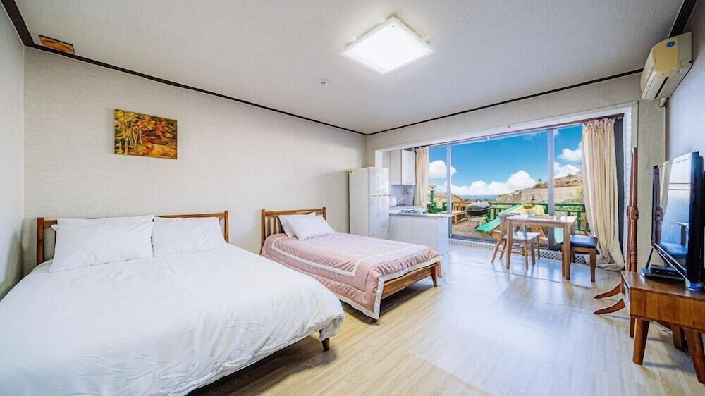 Room (106) photo 1