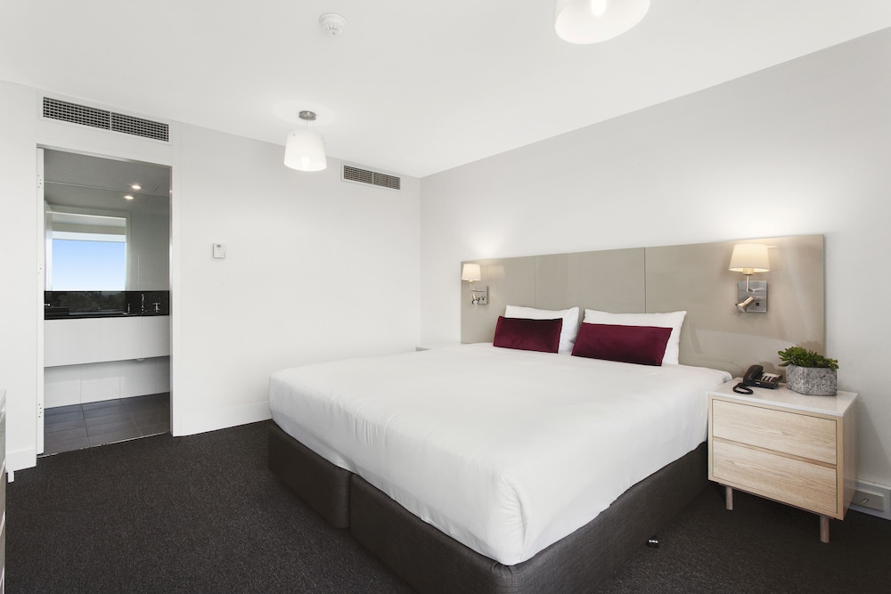Superior Suite, 1 Bedroom, Lake View - Photo 2