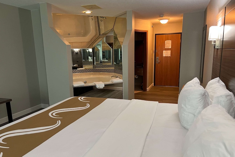 Standard Room, 1 King Bed, Non Smoking, Jetted Tub photo 2