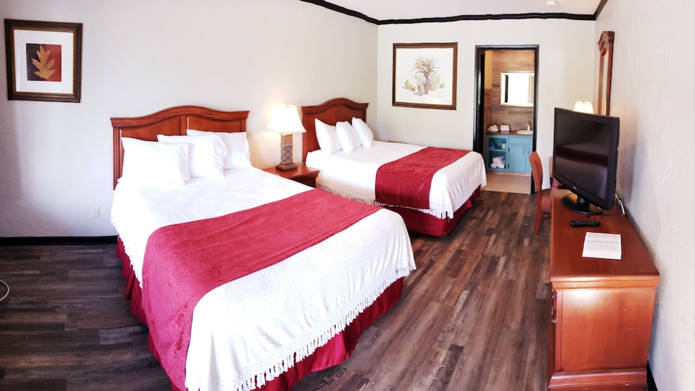 Traditional Room, 2 Queen Beds, Poolside photo 1