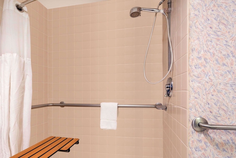 Room, 1 Double Bed, Accessible, Non Smoking (Mobility, Bathtub W/grab Bars) - Photo 5