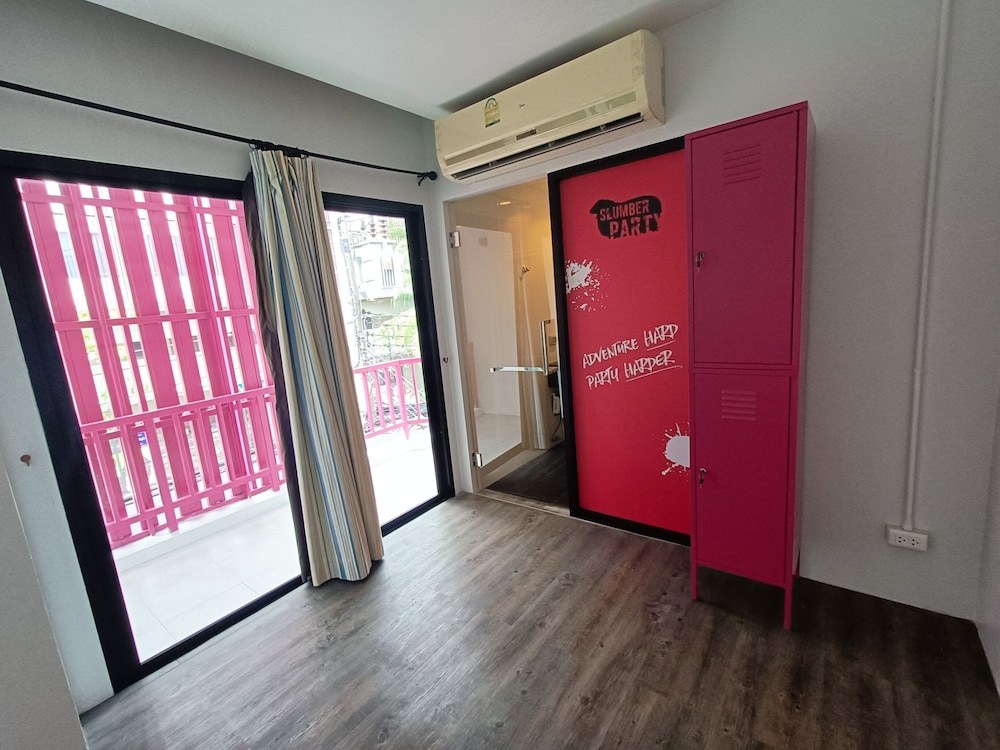 Double Room, 1 King Bed, Non Smoking, Private Bathroom - Photo 2