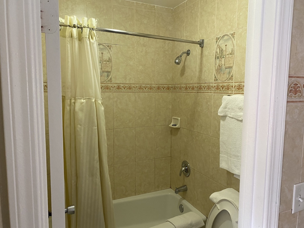 Room, 2 Double Beds, Kitchen photo 3