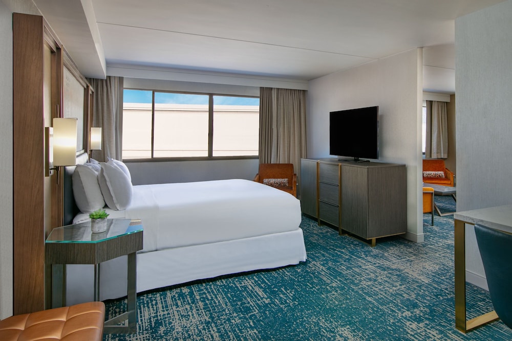 Suite, 1 King Bed - Photo 1