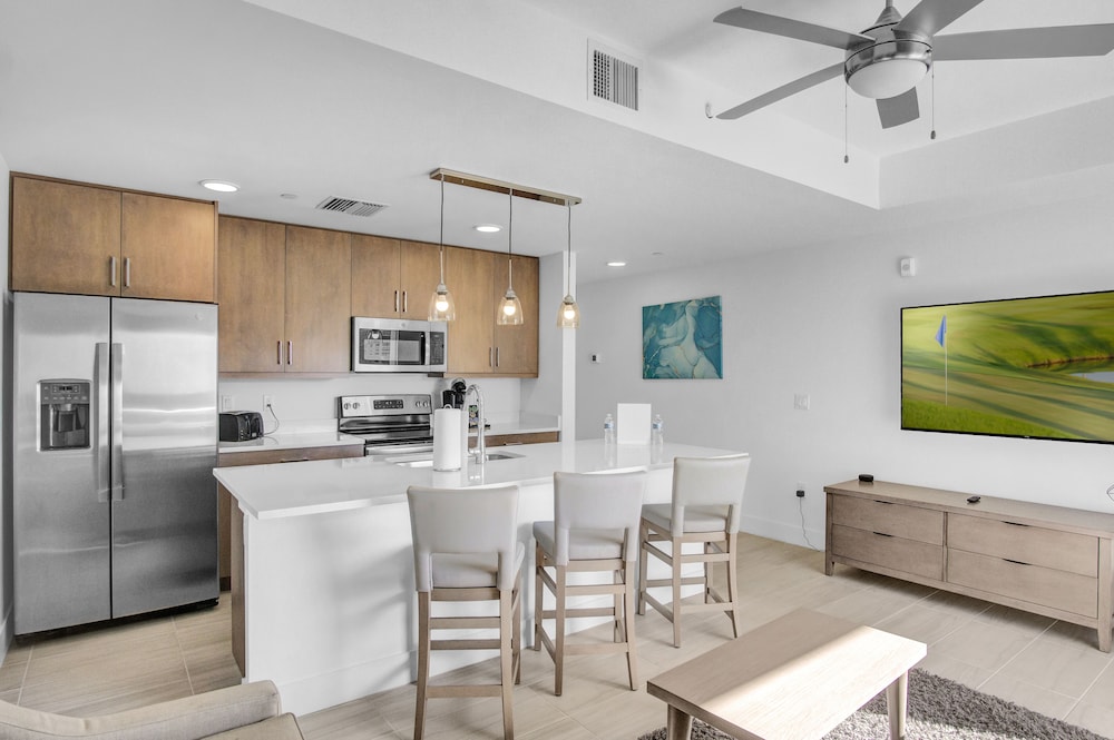 Standard Suite, 2 Bedrooms, City View photo 2