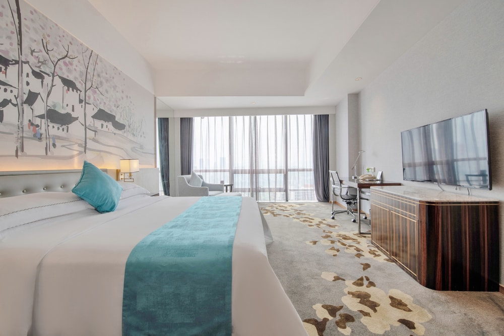Deluxe Room, 1 King Bed(Complimentary Mini Bar and Night Snack) - Photo 3