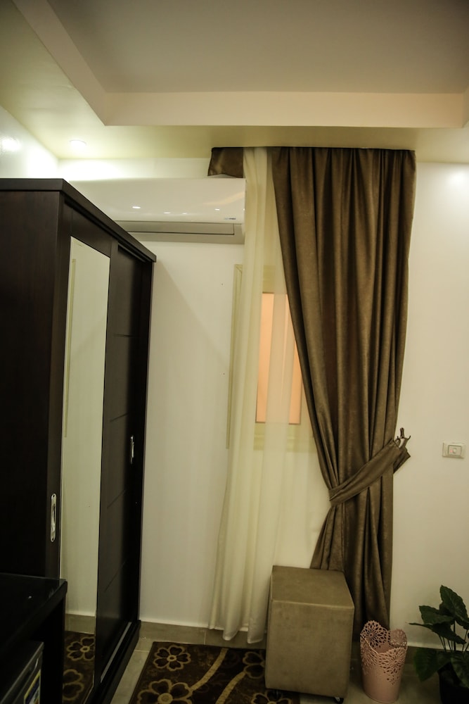Signature Quadruple Room - Photo 3