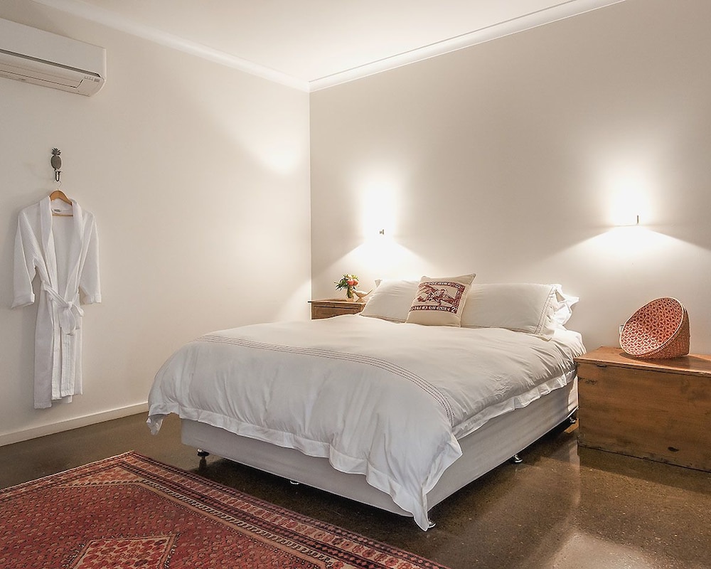 Three Night Escape, Includes Wine And Daily Breakfast photo 3