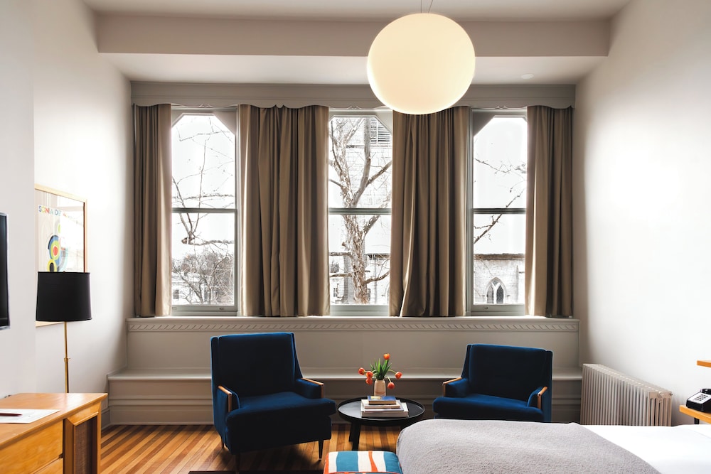Grand Room, 1 Queen Bed (Pearl St) photo 2