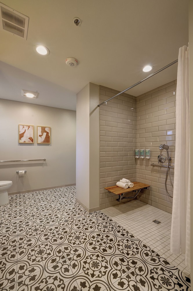 Suite, 1 Bedroom, Roll-in Shower (Mobility & Hearing) - Photo 2