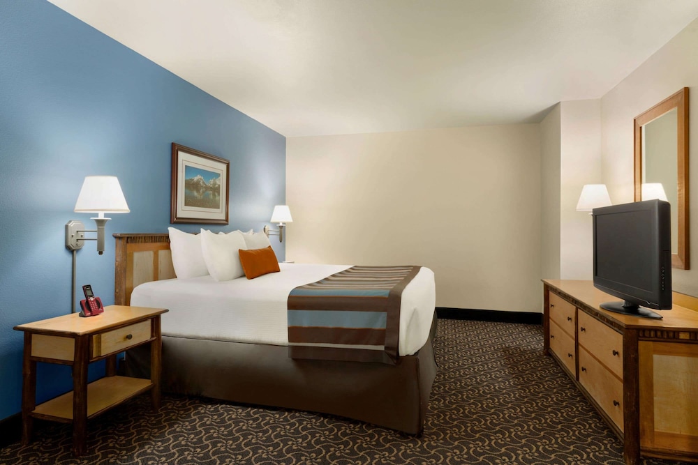 Room, 1 King Bed, Accessible, Refrigerator & Microwave (Non-Smoking) - Photo 1