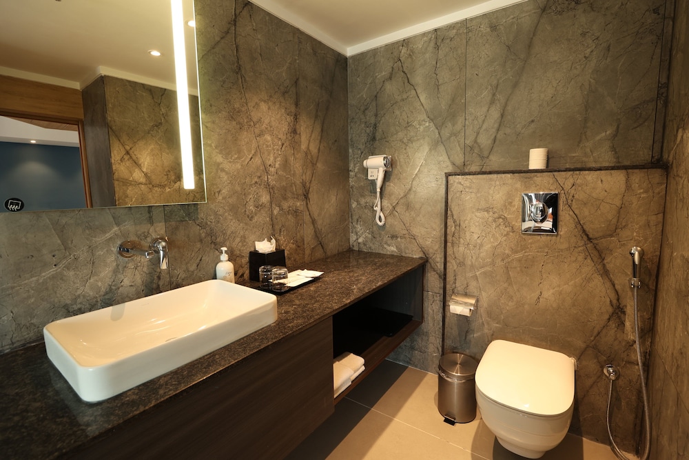 Suite, 1 King Bed, Kitchenette (Dining) - Photo 7