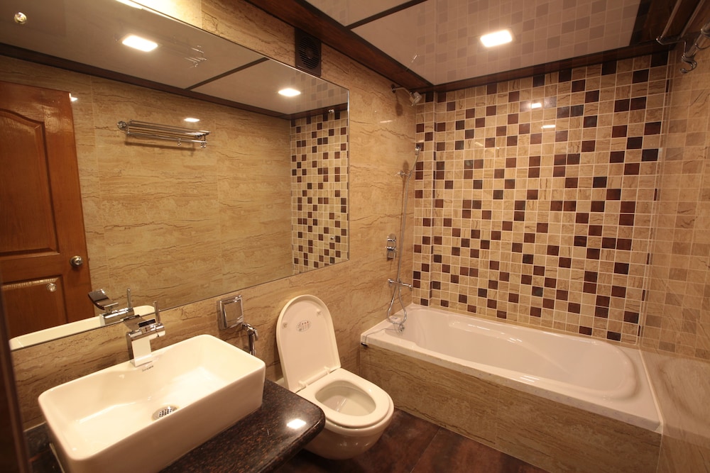 Premium Room, 1 Queen Bed, Smoking, Pool View photo 2