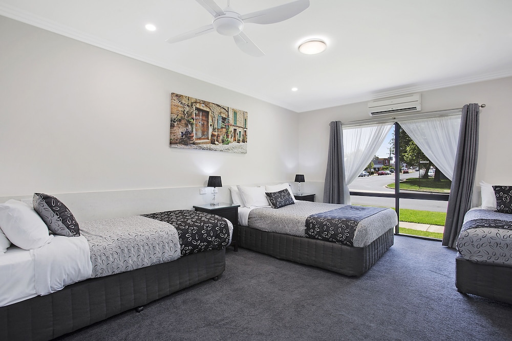 Standard Room, Multiple Beds, Non Smoking - Photo 4