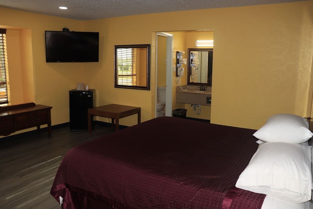 Standard Room, 1 King Bed, Non Smoking photo 1